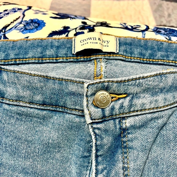 Women’s Crown & Ivy High Rise Cropped Distressed Jeans - 14 - Picture 5 of 12
